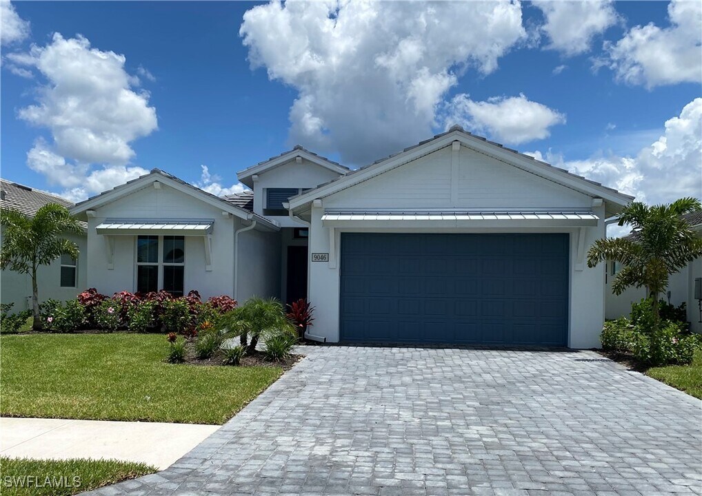 9046 Montserrat Dr in Naples, FL - Building Photo