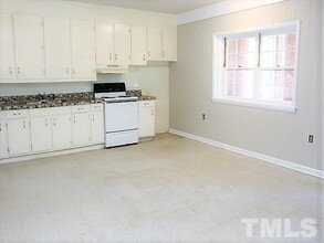 301 Sunset Dr in Fuquay Varina, NC - Foto de edificio - Building Photo