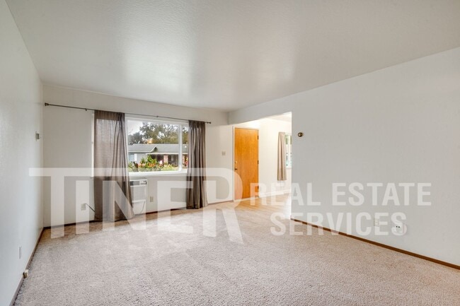 5516 Palmdale Way in Sacramento, CA - Building Photo - Building Photo