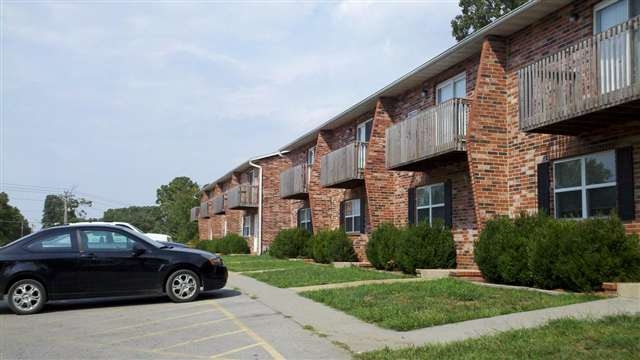 Whispering Hills Townhomes in St. Robert, MO - Foto de edificio - Other