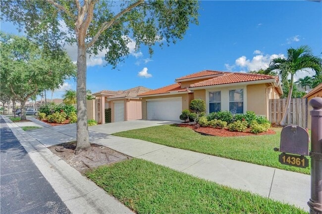 14361 N Royal Cove Cir in Davie, FL - Building Photo - Building Photo