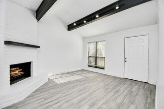 8573 Wilcrest Dr in Houston, TX - Foto de edificio - Building Photo