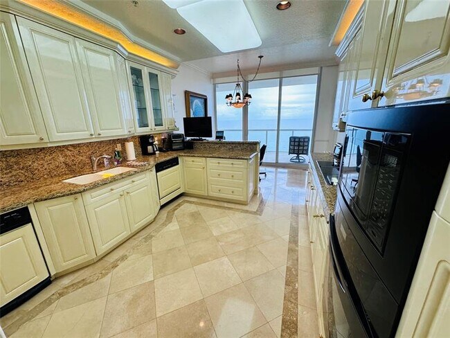 6001 N Ocean Dr in Hollywood, FL - Building Photo - Building Photo