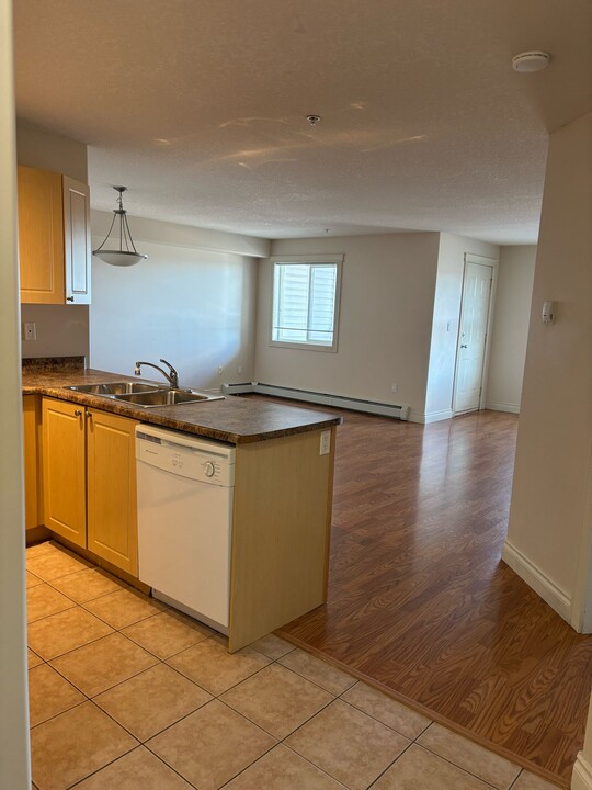 4910 50 St in Stony Plain, AB - Building Photo