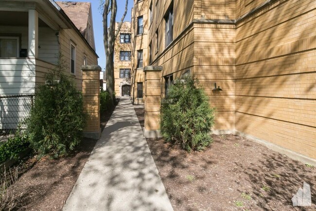 2230 N Sawyer Ave, Unit G in Chicago, IL - Foto de edificio - Building Photo