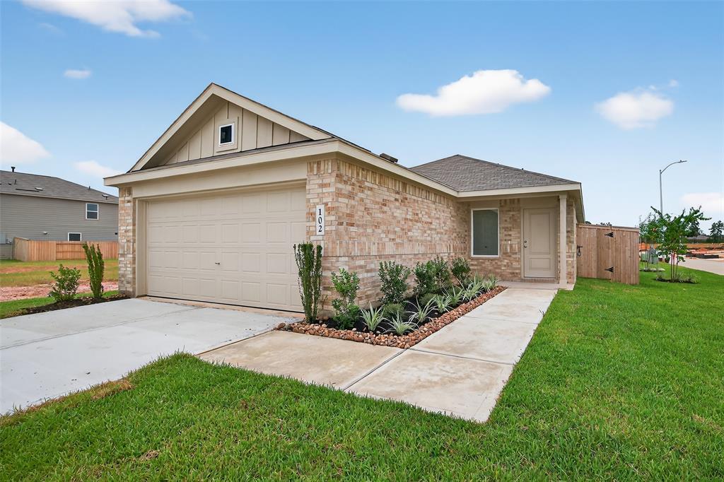 102 Cedar Elm Ct in Magnolia, TX - Building Photo