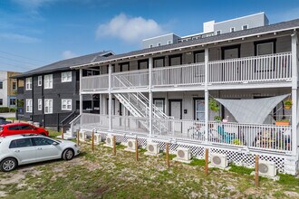 Satoshi Sol in St. Petersburg, FL - Foto de edificio - Building Photo