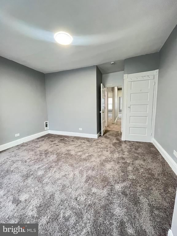 property at 639 N Kenwood Ave