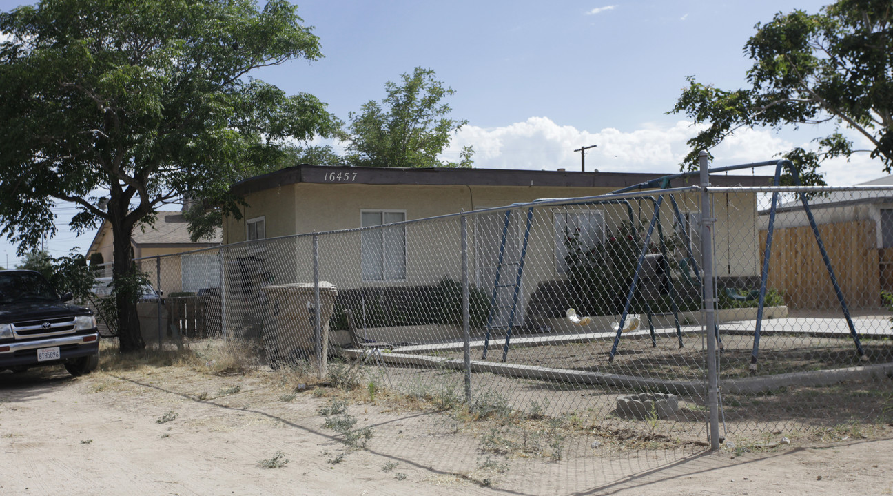 16457 Juniper St in Hesperia, CA - Building Photo