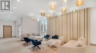 500 Plains Rd E in Burlington, ON - Building Photo - Building Photo