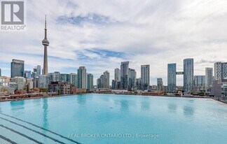 560 King St W in Toronto, ON - Building Photo