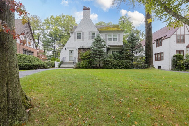 property at 7 Carthage Ln