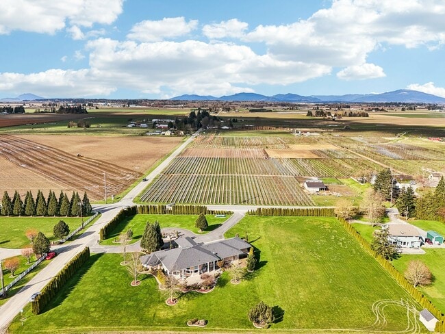 15541 Bradshaw Rd in Mount Vernon, WA - Building Photo - Building Photo