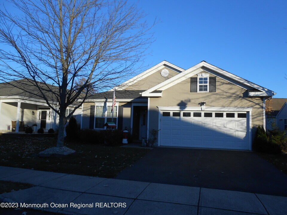 4 Hidden Lake Cir in Barnegat Township, NJ - Building Photo