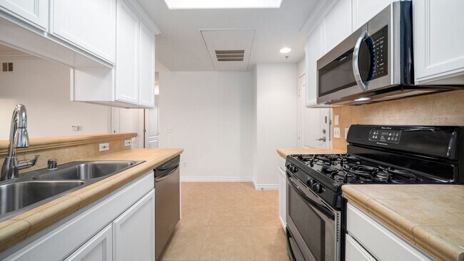 THE OAK, LLC in Los Angeles, CA - Building Photo - Building Photo