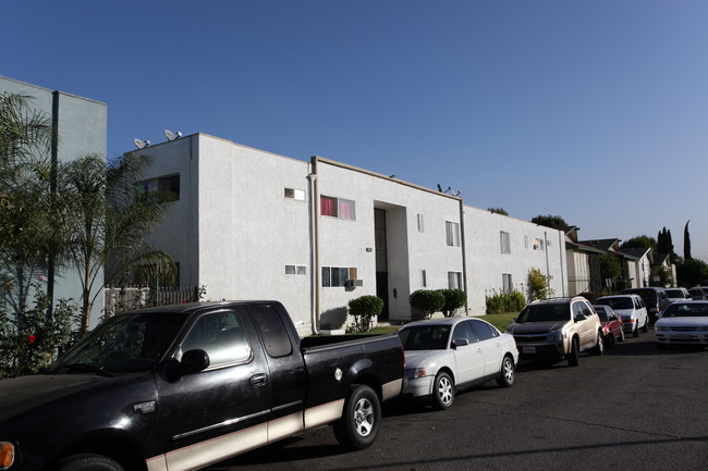 19237 Bryant St in Northridge, CA - Foto de edificio - Building Photo