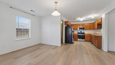 9747 Gulfstream in Conroe, TX - Foto de edificio - Building Photo