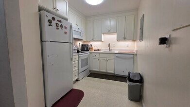 25 Vernon St, Unit 205 in Brookline, MA - Foto de edificio - Building Photo
