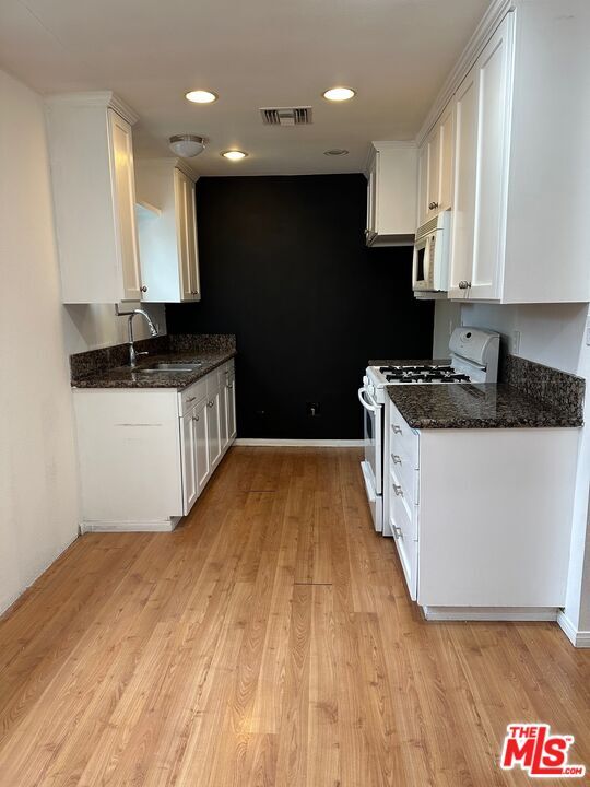 5344 Don Pio Dr in Los Angeles, CA - Building Photo - Building Photo