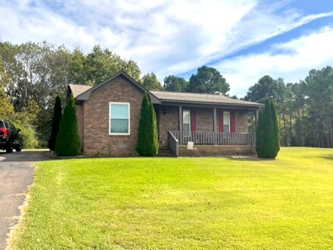 138 Wild Valley Dr in Jackson, TN - Foto de edificio - Building Photo