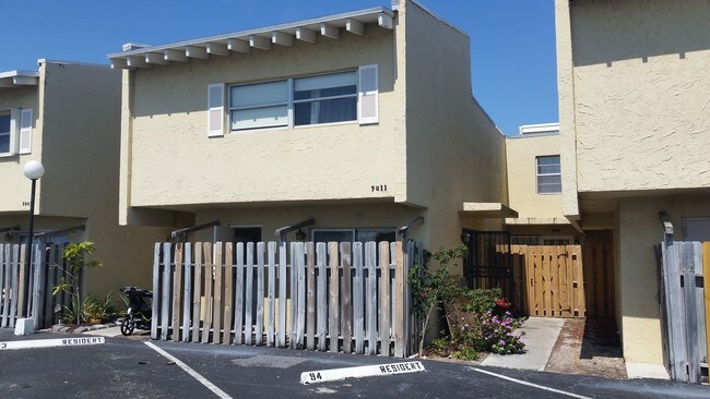 9011 NE 4th Avenue Rd in Miami Shores, FL - Building Photo - Building Photo