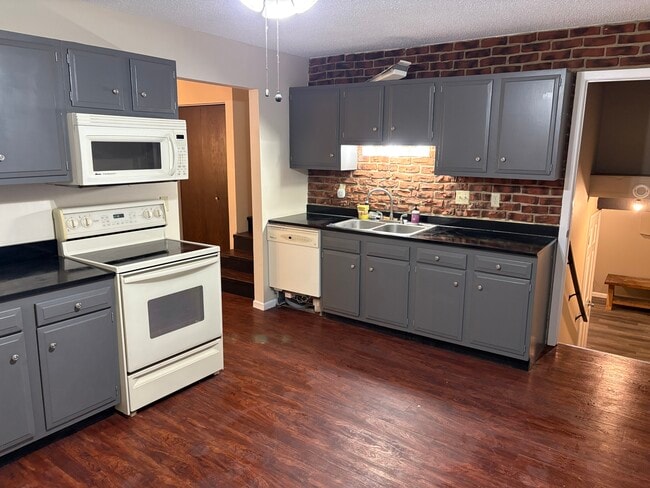 6803 8th St N in Oakdale, MN - Foto de edificio - Building Photo