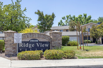 Ridgeview Villas in Fresno, CA - Building Photo - Building Photo