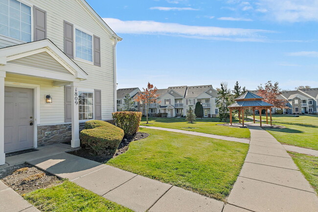 1809 Silverstone Dr in Carpentersville, IL - Building Photo - Building Photo