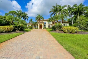 823 Cassena Rd in Naples, FL - Building Photo