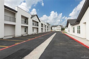 9 Cedar Ave in McAllen, TX - Building Photo