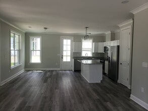 218 Forest Dr in Travelers Rest, SC - Foto de edificio - Building Photo