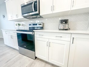 253 Lucas Cres NW in Calgary, AB - Building Photo - Building Photo