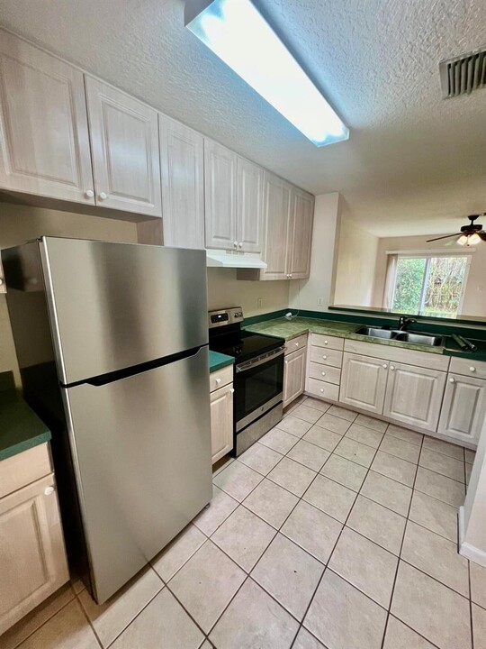 13817 Yarmouth Dr in Wellington, FL - Building Photo