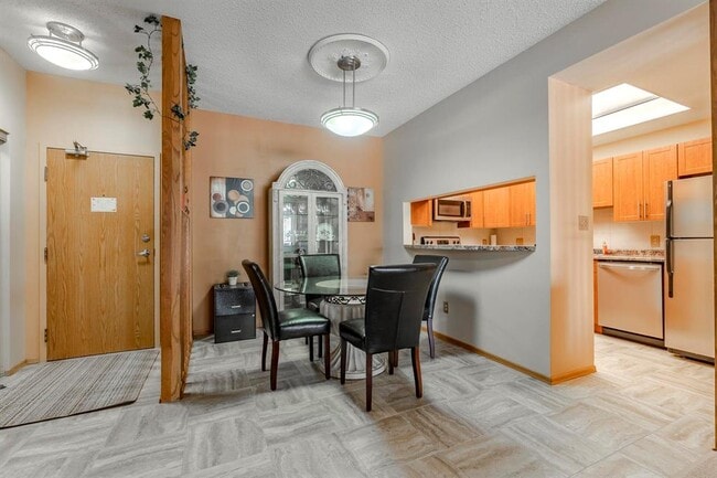 3275 Pembina Hwy in Winnipeg, MB - Building Photo - Building Photo