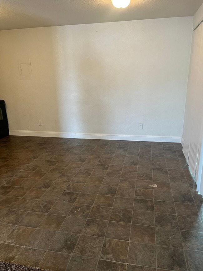 1275 E Bellevue Rd in Atwater, CA - Building Photo - Building Photo