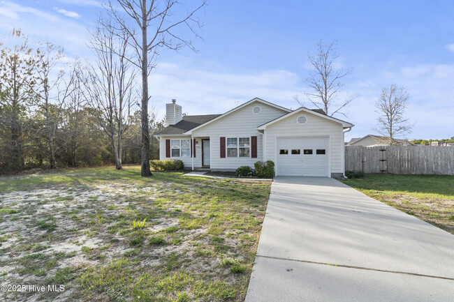 410 Oregon Trail in Hubert, NC - Building Photo - Building Photo