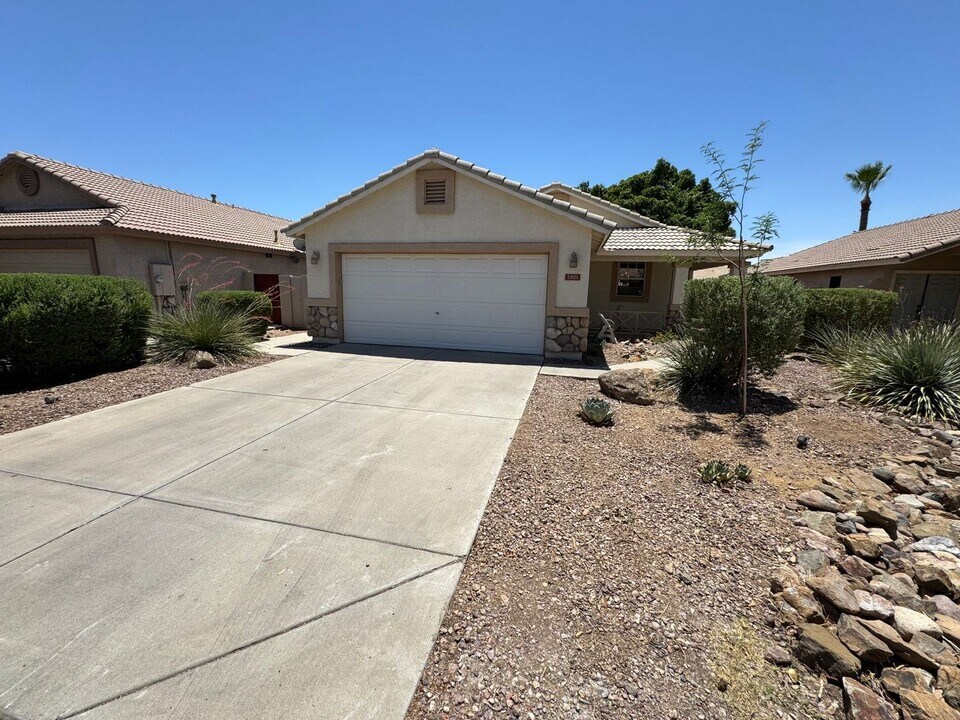 7921 W Frank Ave in Peoria, AZ - Building Photo