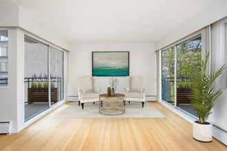 1370 Clyde Ave in West Vancouver, BC - Building Photo - Building Photo