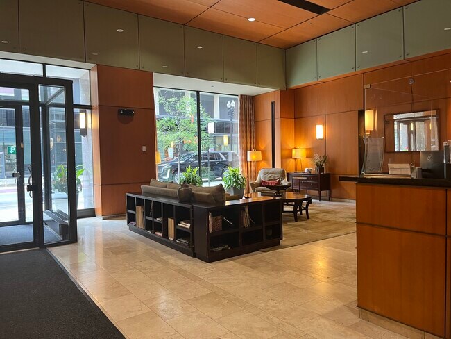 208 W Washington St in Chicago, IL - Building Photo - Building Photo