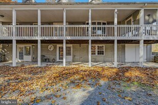 2289 Potomac Rd in Berkeley Springs, WV - Building Photo