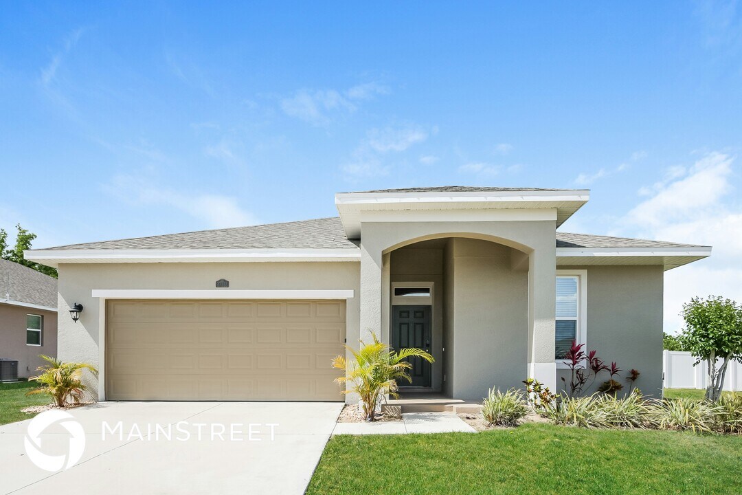 37113 Scenic Bluff Dr in Grand Island, FL - Building Photo