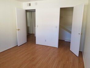 121 Sinclair Ave in Glendale, CA - Building Photo - Building Photo