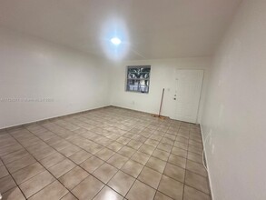 4655 Palm Ave, Unit 221 in Hialeah, FL - Building Photo - Building Photo