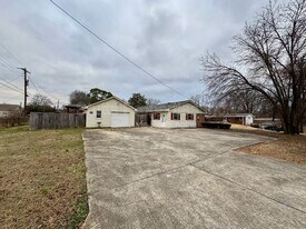 408 Thorne St in Florence, AL - Building Photo
