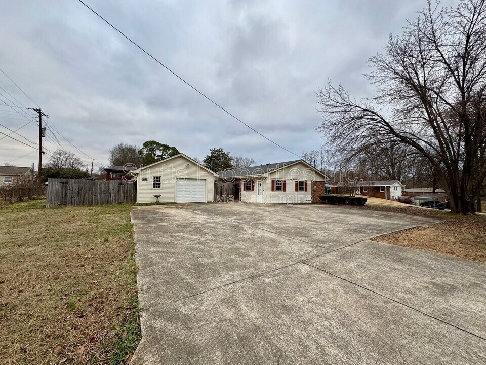 408 Thorne St in Florence, AL - Building Photo