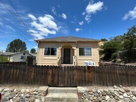153 Locust Ave in Hollister, CA - Building Photo