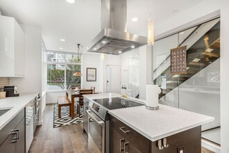 301 Valley St in Seattle, WA - Building Photo - Building Photo