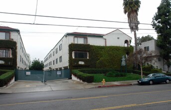 Pinecrest Manor in Van Nuys, CA - Building Photo - Building Photo