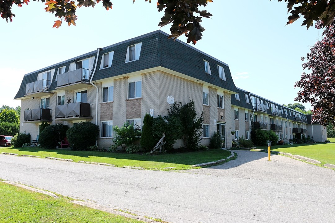 Sydenham Manor in Owen Sound, ON - Building Photo