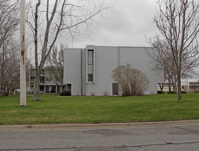 Cedar Crest Apartments in Monticello, MN - Foto de edificio - Building Photo